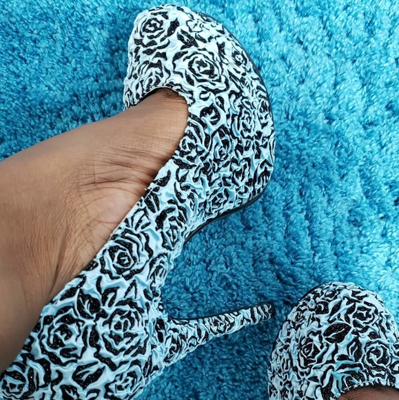 Size 10 Baby Blue Satin & Glitter Rose Print Pumps - Picture 3 of 11